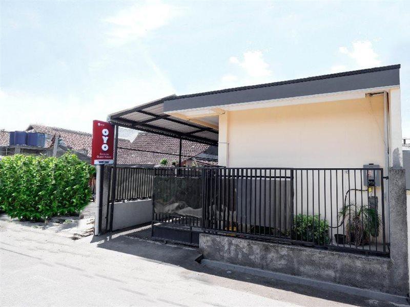 Super Oyo Capital O 2258 Santana Syariah Guest House Kartosuro Eksteriør billede