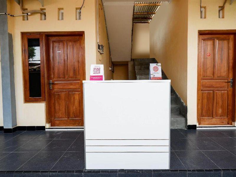 Super Oyo Capital O 2258 Santana Syariah Guest House Kartosuro Eksteriør billede