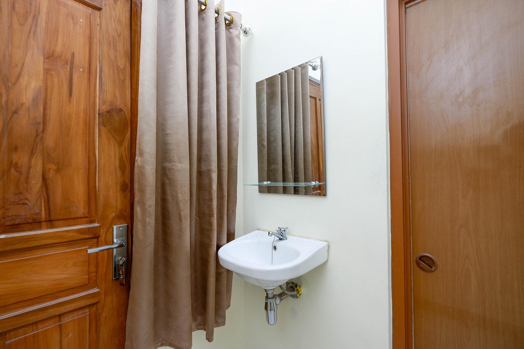 Super Oyo Capital O 2258 Santana Syariah Guest House Kartosuro Eksteriør billede