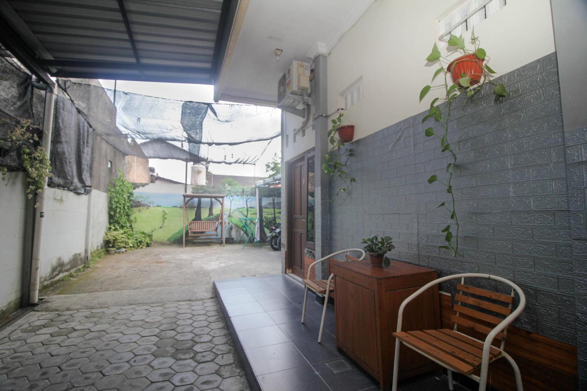 Super Oyo Capital O 2258 Santana Syariah Guest House Kartosuro Eksteriør billede